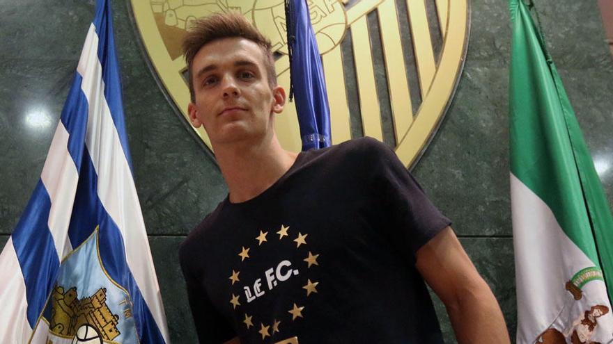 Diego Llorente, posando en el día de su presentación.