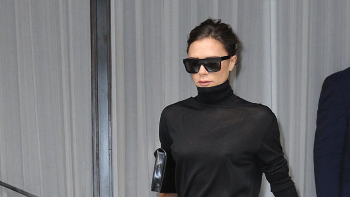 Victoria Beckham y su look negro con jersey