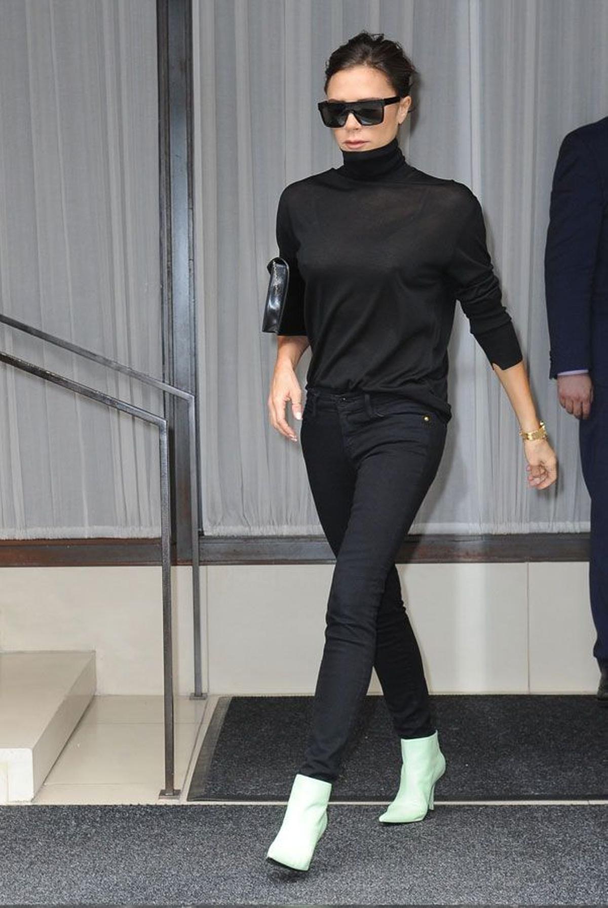 Victoria Beckham y su look negro con jersey