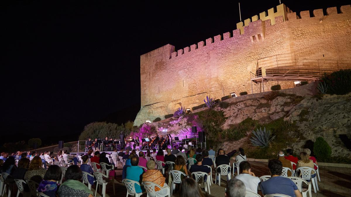 El Festival Internacional de Guitarra de Petrer en la explanada del castillo.