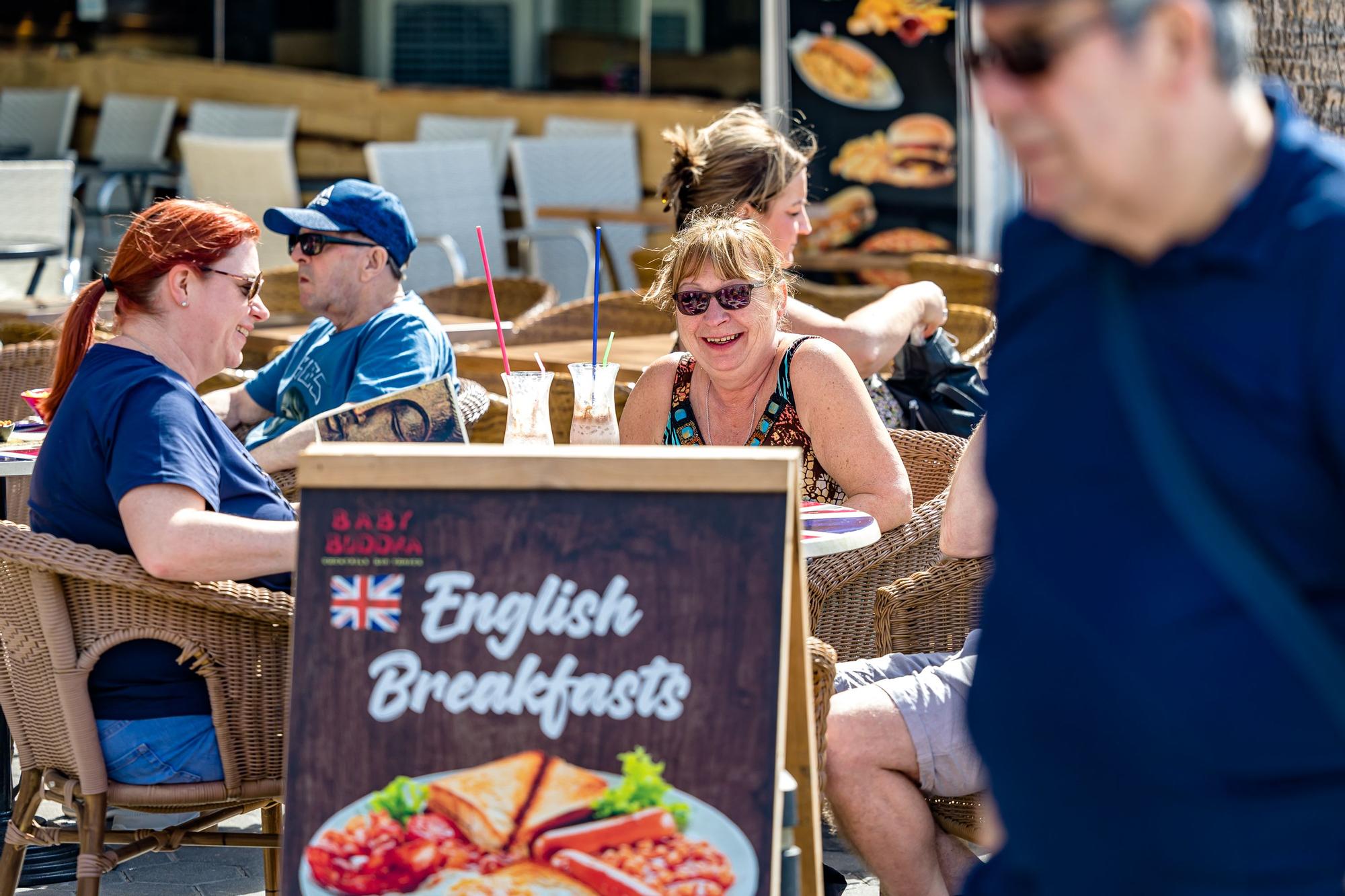 Ambiente turístico y altas temperaturas en Benidorm