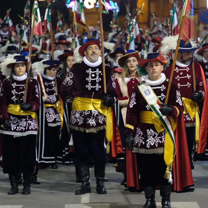 La comparsa Garibaldinos de Sax en un desfile con su sargento al frente.