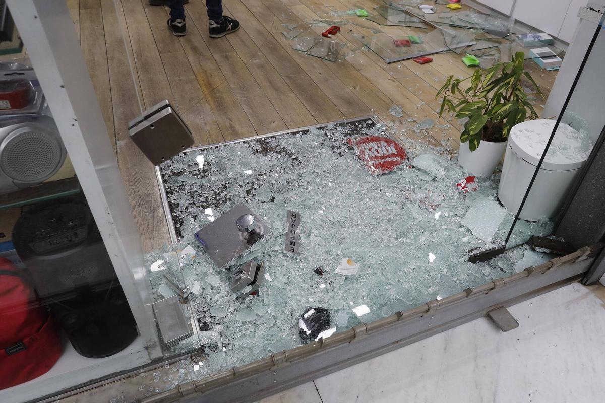 Girona. Carrer Joan Maragall 50. Robatori botiga de telefons mobils Sky Tec.