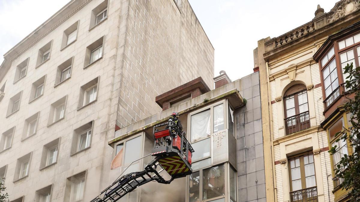 El incendio en el piso okupa del Carmen, en imágenes La Nueva España