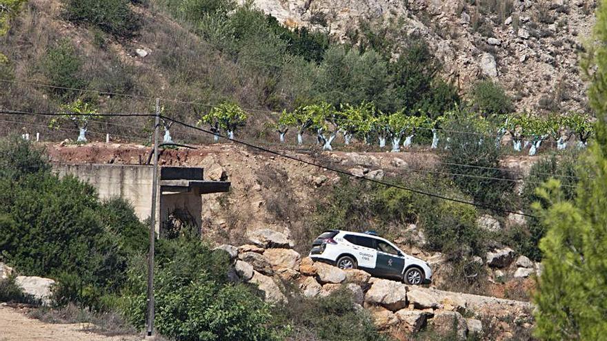 Un vehículo de la Guardia Civil, 
ayer, en un camino junto a la 
cantera abandonada.  Perales Iborra