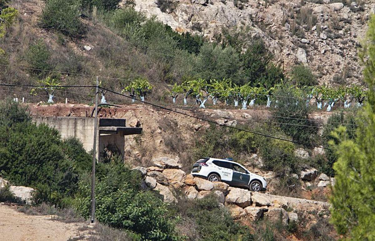 Un vehículo de la Guardia Civil, ayer, en un camino junto a la cantera abandonada. Perales Iborra