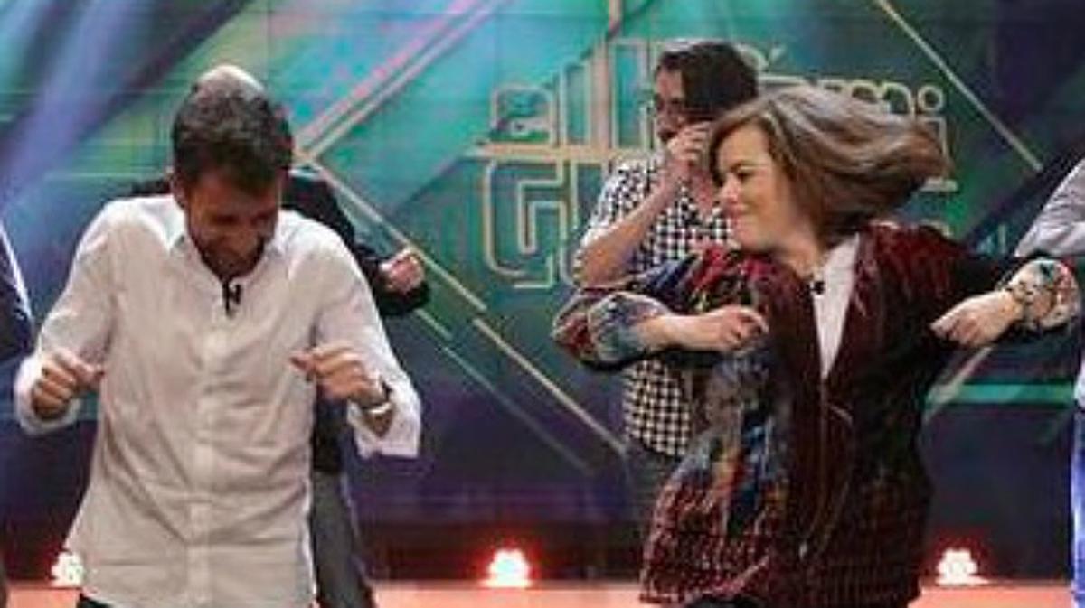 Soraya Sáenz de Santamaría y Pablo Motos, preparados para el baile en ’El Hormiguero’.