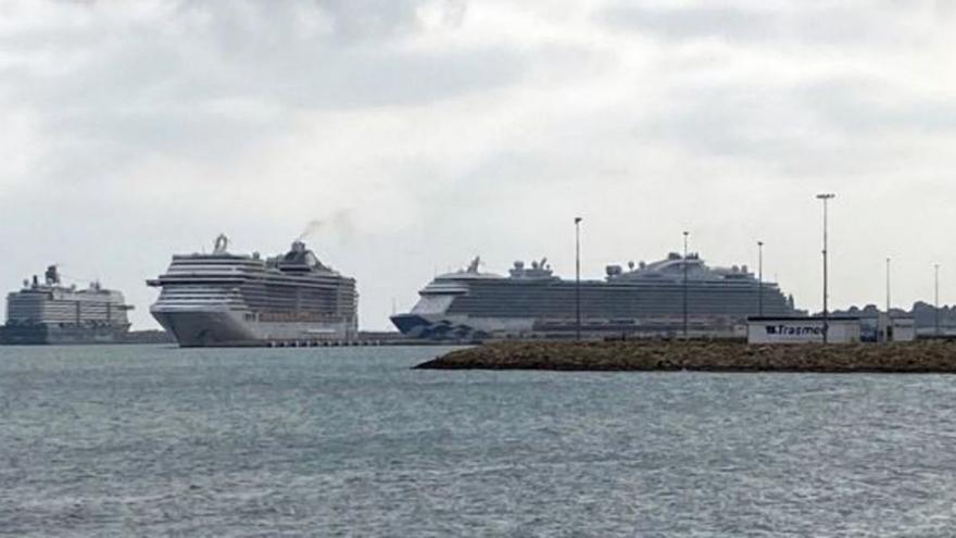 Los tres megacruceros, amarrados ayer en el puerto de Palma. | PLATAFORMA CONTRA LOS MEGACRUCEROS
