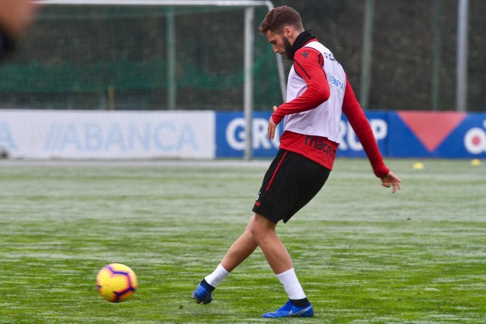 Natxo González dirigió un entrenamiento dividido en dos grupos para reforzar defensa y ataque. Los jugadores regresan mañana a Abegondo.