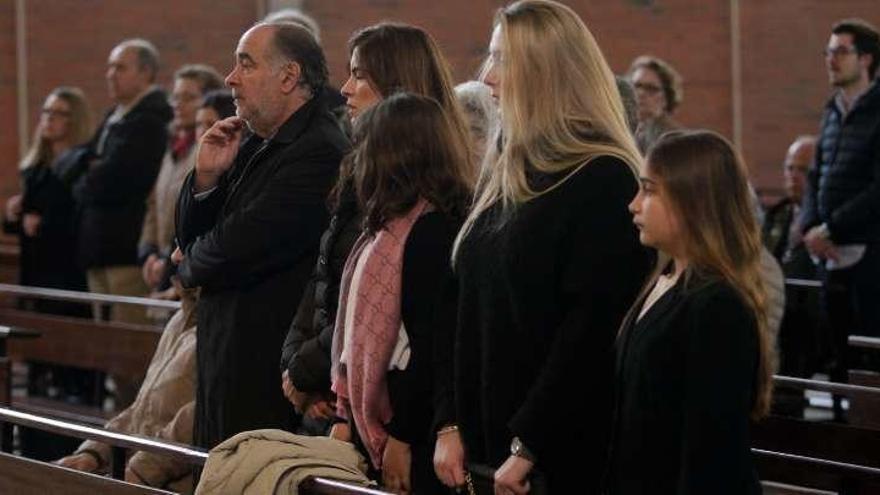 Familia y allegados, ayer, durante la misa.