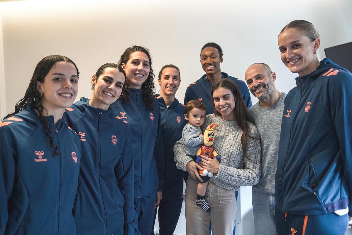 Las jugadoras del Valencia Basket repartieron ilusión