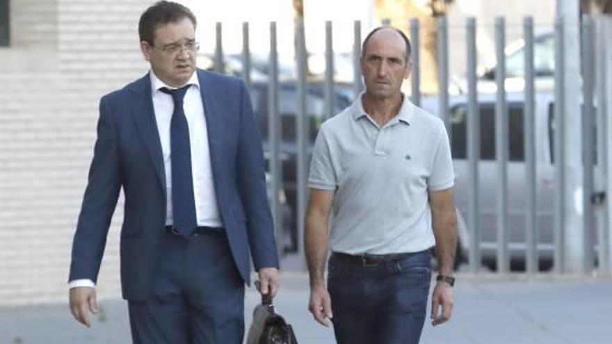 Royo (derecha) a su llegada a la Audiencia de Castelló.