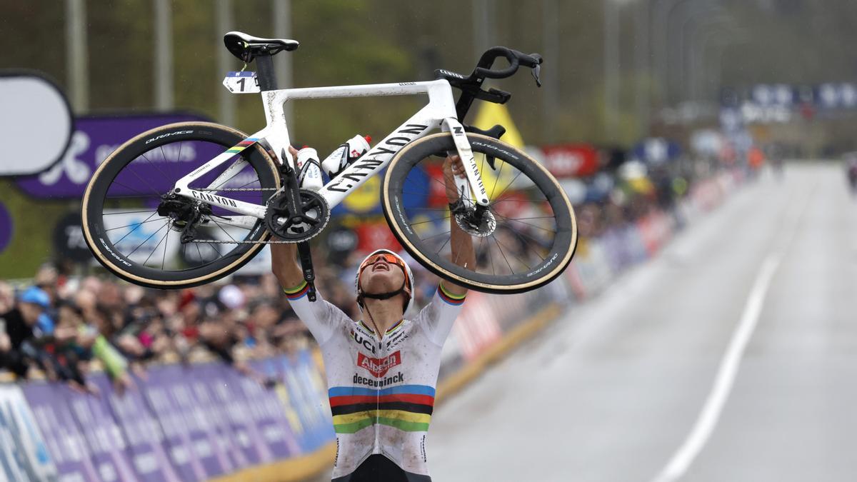 Van der Poel celebra su triunfo en el Tour de Flandes