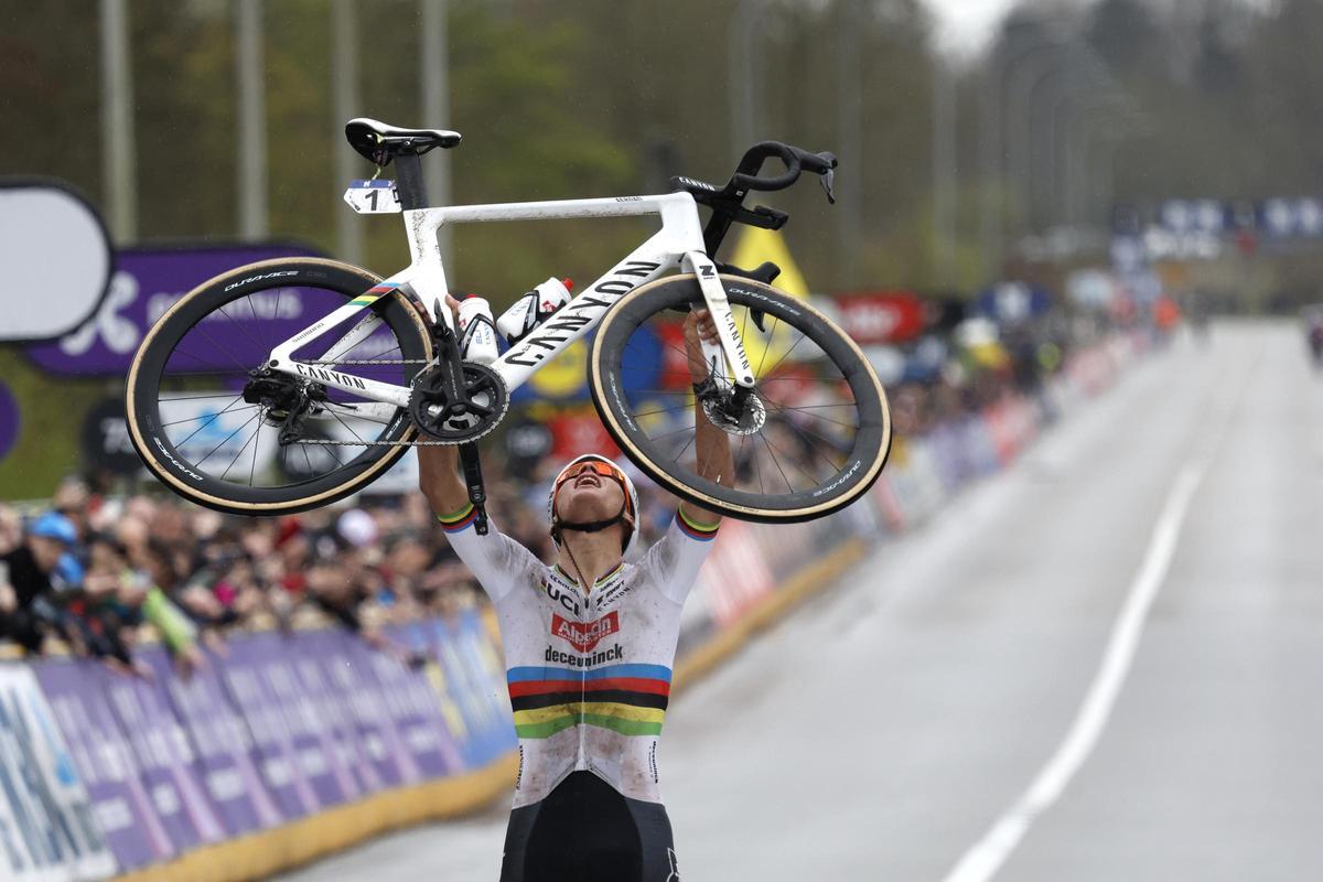 Van der Poel celebra su triunfo en el Tour de Flandes