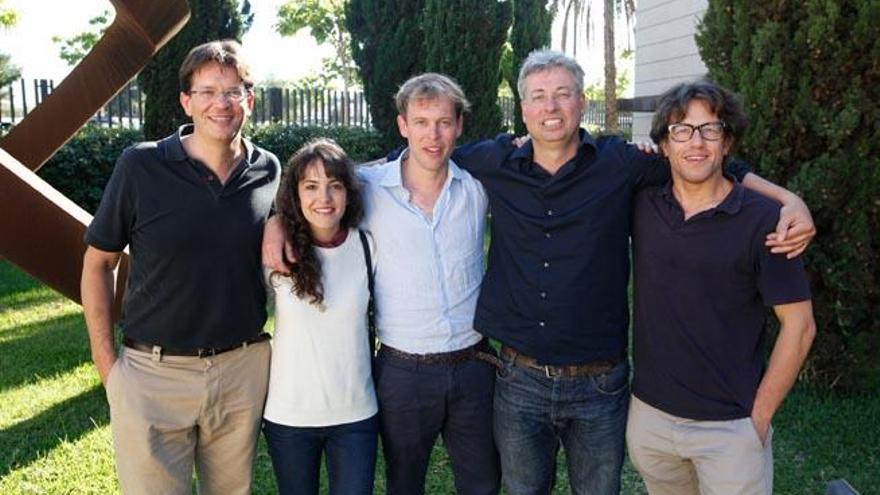 Sven Kallen, María García Mansilla, Joost Hoffman, Burt Lubbers y Sander Laudy, ayer en Diario de Ibiza. Todos ellos participarán en el Forum de la Mobilitat Elèctrica hoy en la sede del Consell de Ibiza.