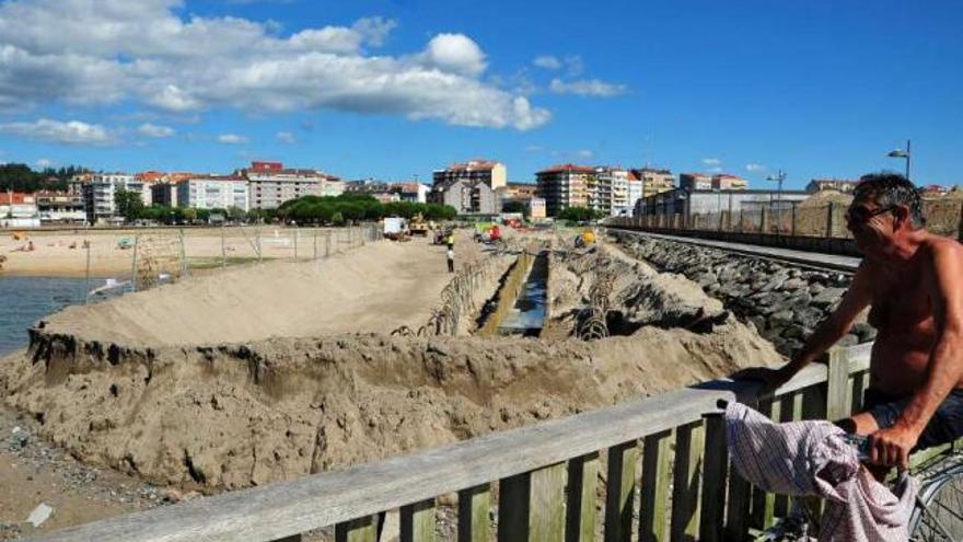 Los operarios están trabajando de nuevo en la parte del arenal de A Concha.  // Iñaki Abella