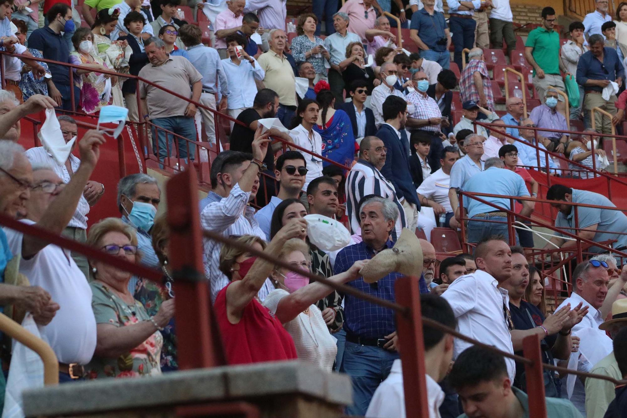 Los aficionados en el último espectáculo taurino de la Feria