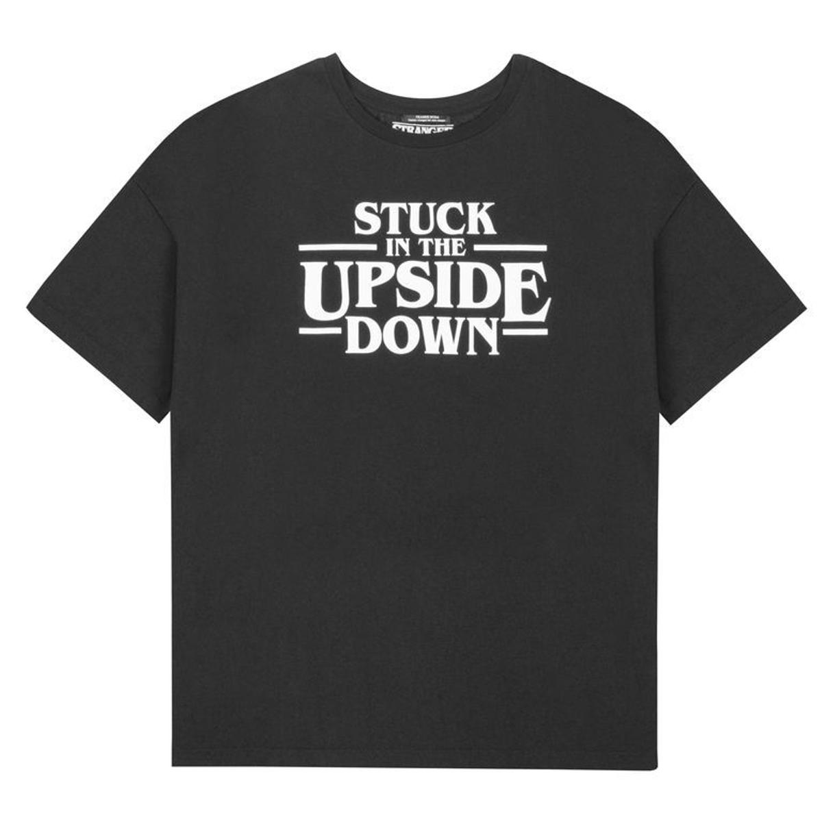 Camiseta con la frase 'Stuck in the upside down' de 'Stranger things', disponible en Pull&amp;Bear
