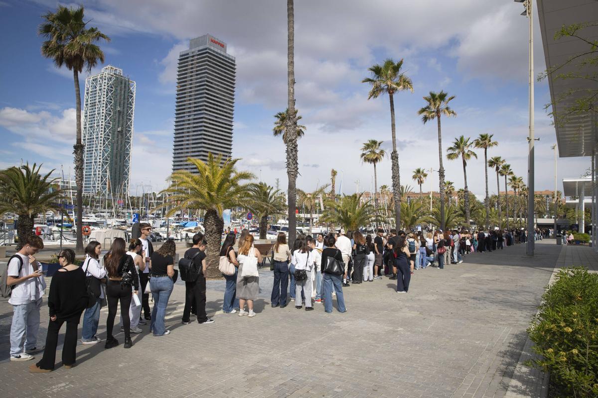 La larga cola en el primer 'casting' de 'OT' de 2025, en el Port Olímpic de Barcelona.