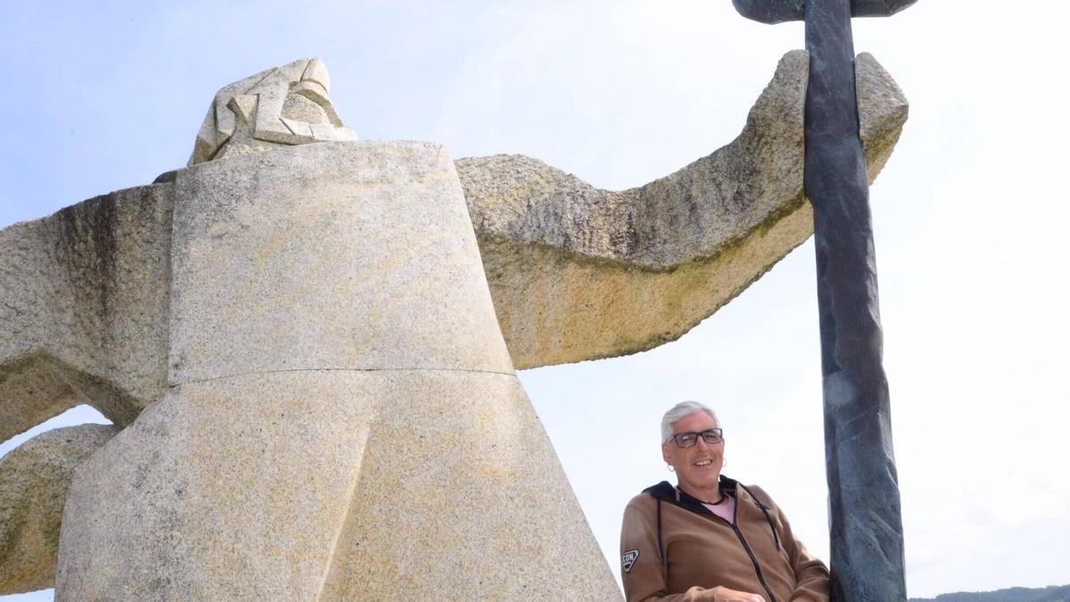 Ignacio Chapela, este jueves, ante la estatua de O Fisgón en Moaña.