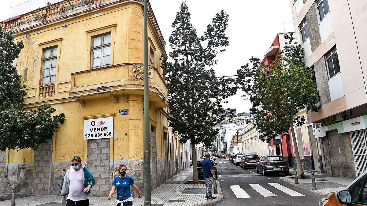 Una vivienda, tapiada para disuadir a los okupas, con el cartel de ‘Se vende’ en una calle del Archipiélago.