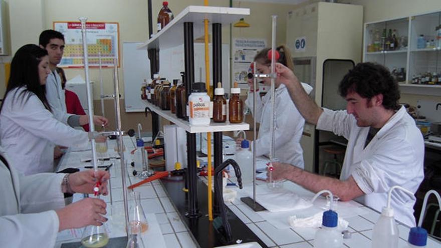 Alumnos en clase práctica del ciclo formativo de Química.