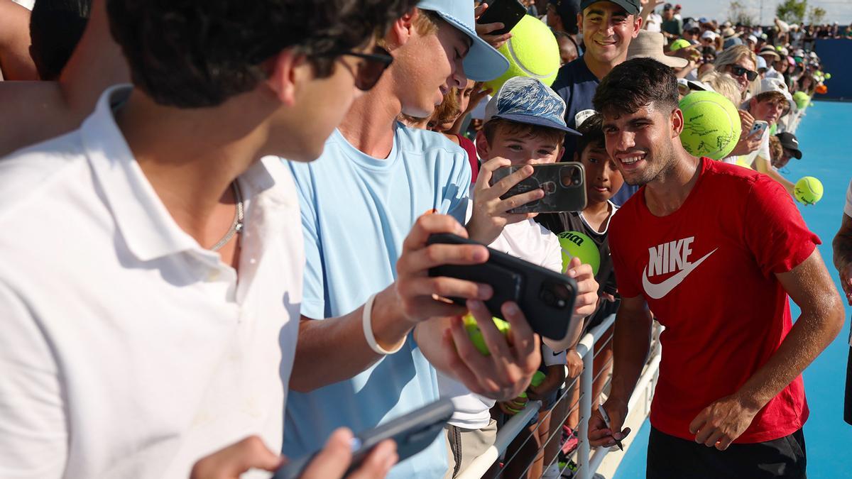 Carlos alcaraz posa juntos a sus fans, en Cincinnati