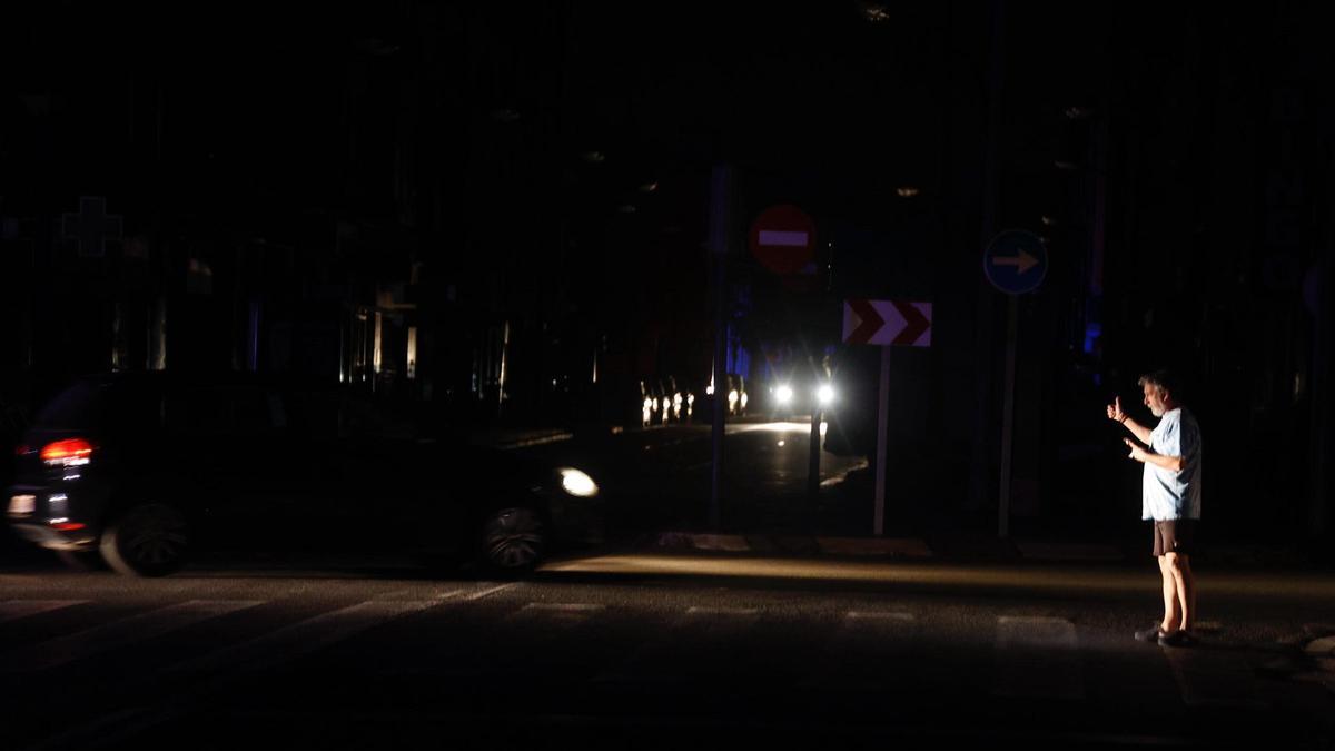 Un vecino, anoche en plena calle sin luz