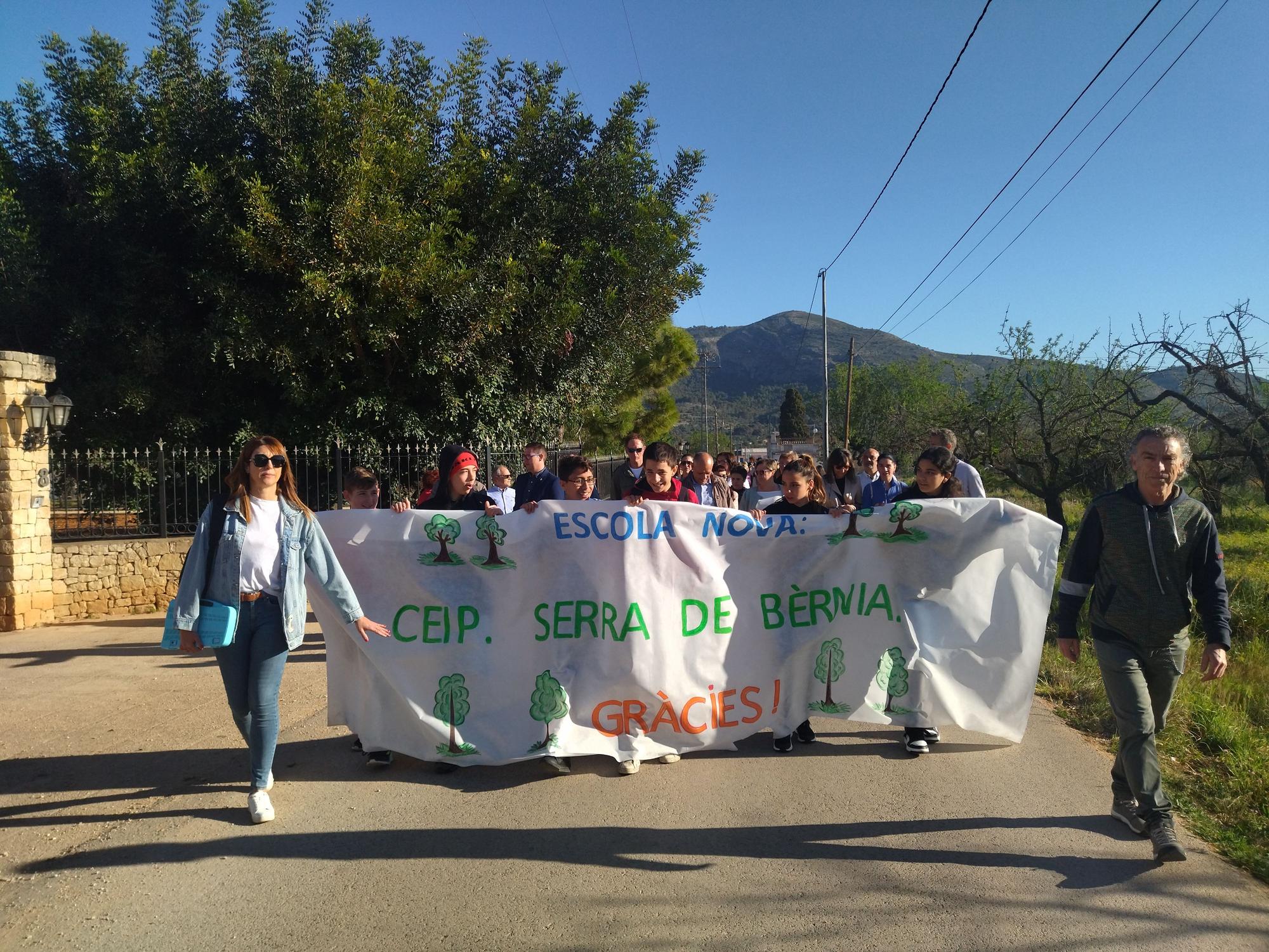 Los niños y niñas de Xaló estrenan el nuevo instituto-escuela Serra de Bèrnia entre aplausos