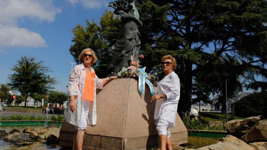 Ofrenda floral de las cigarreras de A Coruña al monumento a Amparo, de ‘La Tribuna’