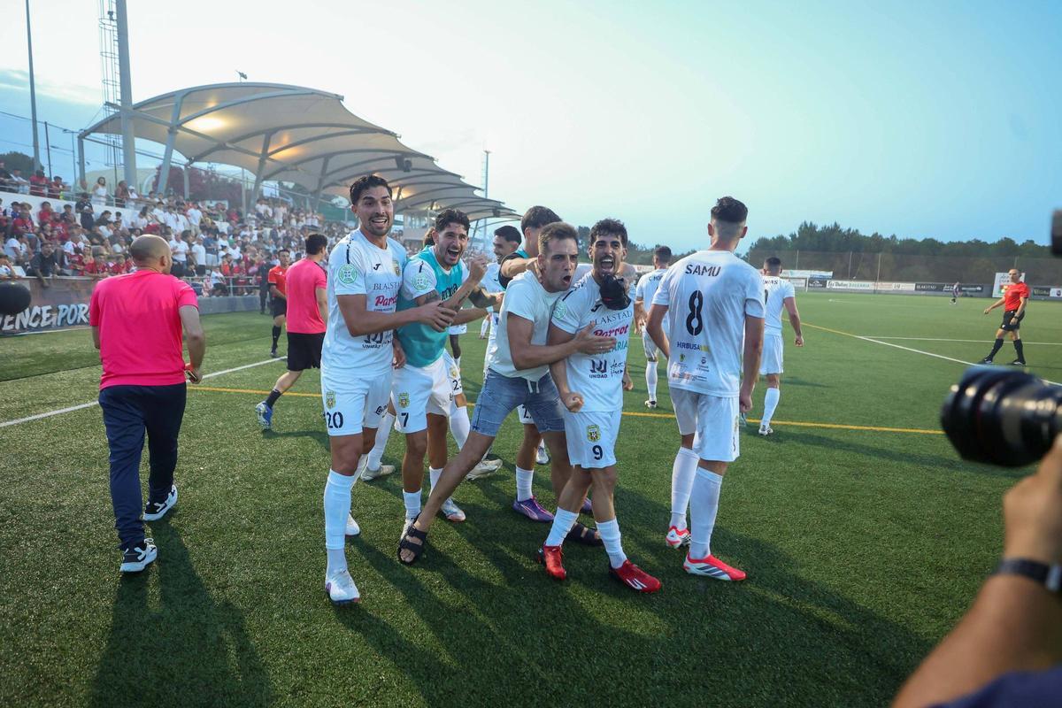 Montori celebra uno de sus goles ante el Arenas de Armilla