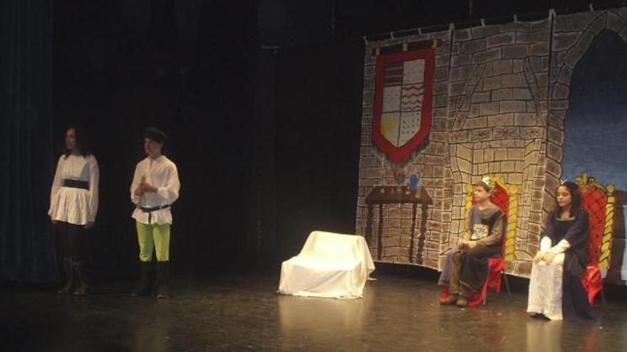 Un momento de la representación teatral a cargo del grupo «Trascastillo».