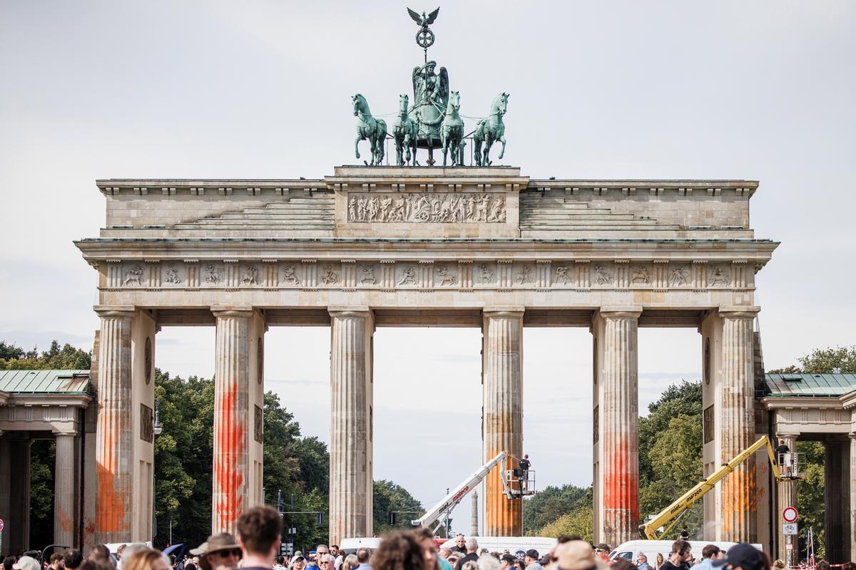 Berlín limpia la Puerta de Brandeburgo tras la protesta de activistas climáticos