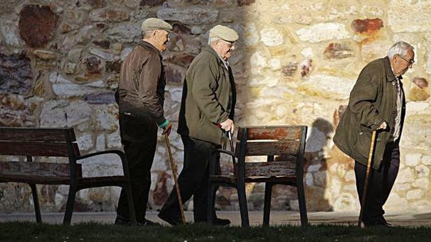 Varios vecinos de avanzada edad caminan por el centro de la ciudad.