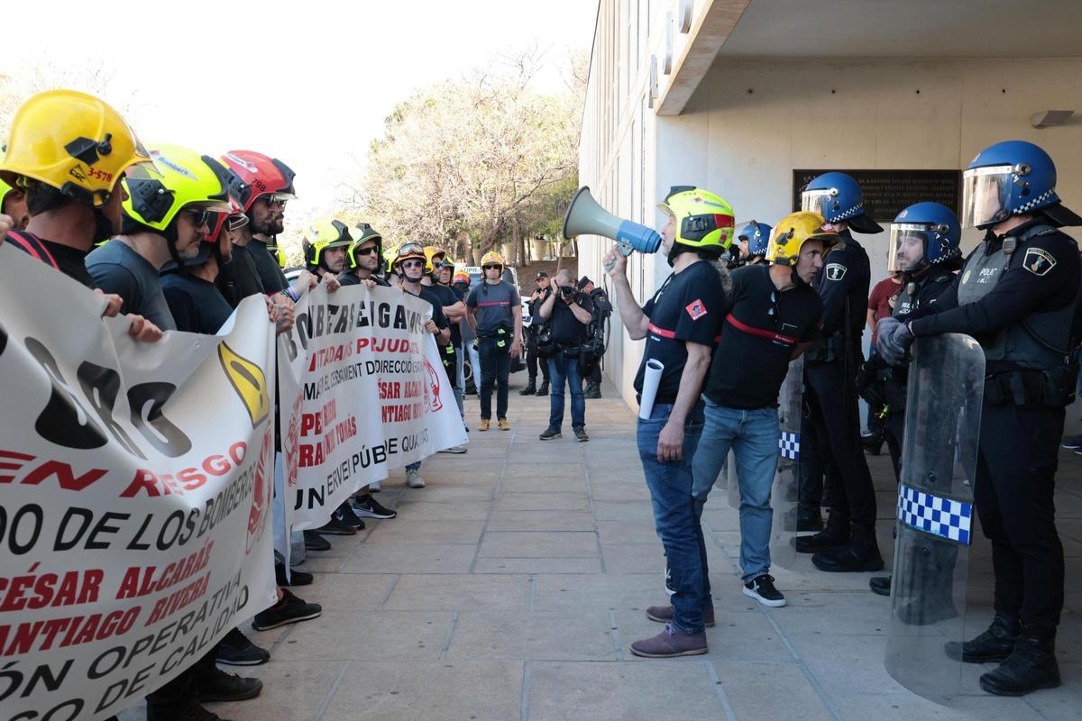 "Da la cara, Toni Pérez". Más de 200 bomberos del Consorcio Provincial de Alicante protestan en Benidorm