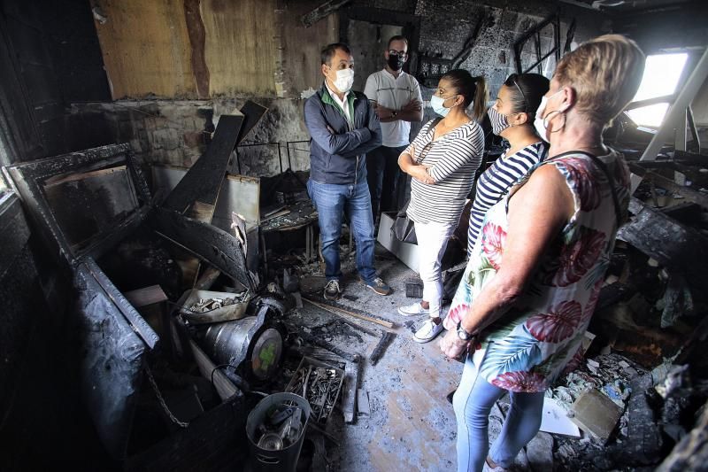 Bermúdez visita a los vecinos y familias de Añaza afectadas por el último incendio en las viviendas