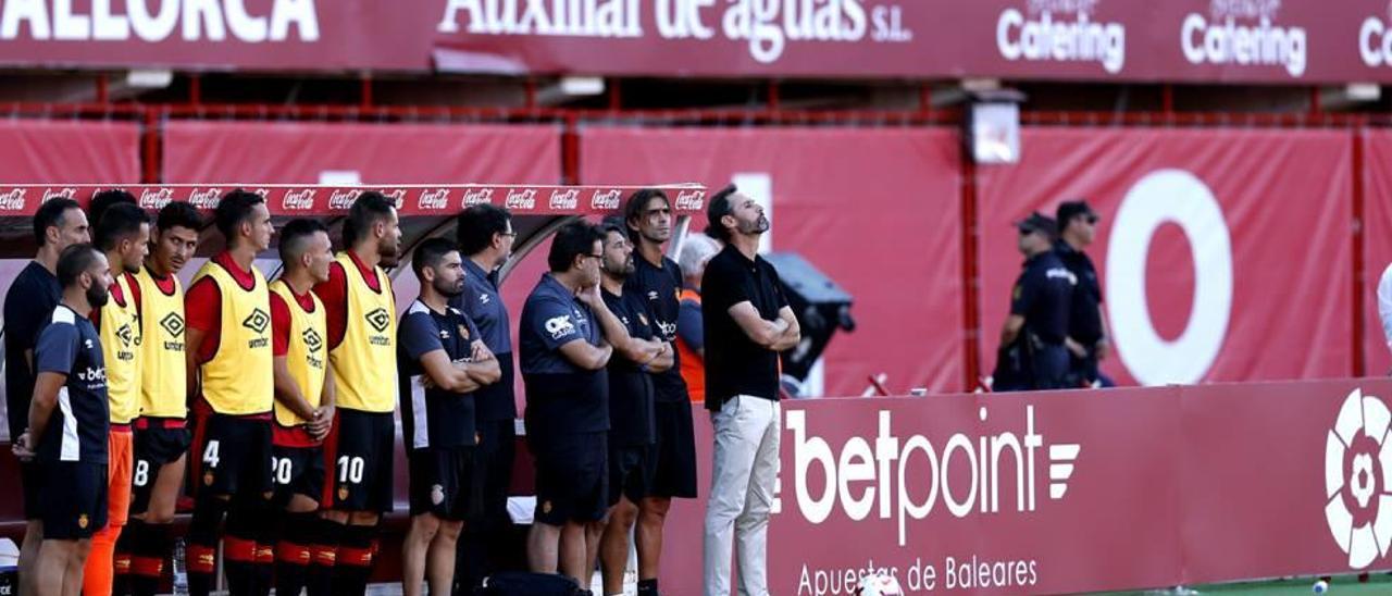 Vicente Moreno, el pasado domingo de pie en el banquillo, en el minuto de silencio por Pedro Colombás.