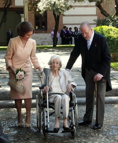 Spanish King Juan Carlos and Queen Sofia pose with author Matute after a ceremony at the University of Alcala de Henares
