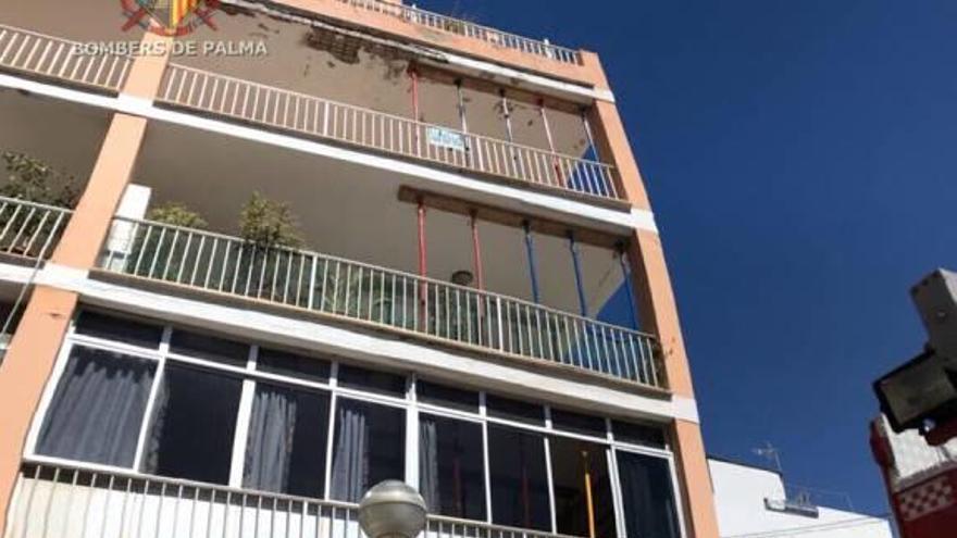 Apuntalan un edificio en s&#039;Arenal