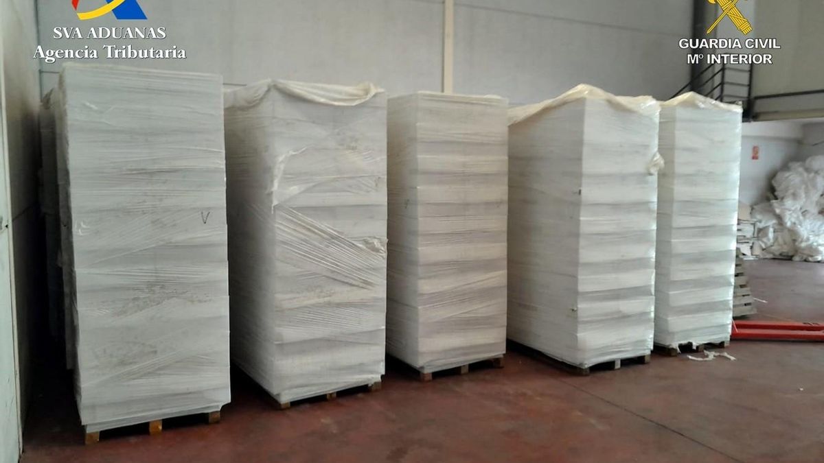 Siete detenidos por distribuir tabaco falsificado en Andalucía con la intervención de más de 400.000 cajetillas.