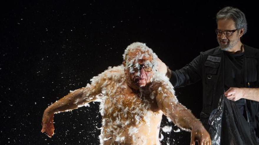 Jaume Alsina emploma el còmic Leo Basi en un espectacle.