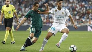 Asensio conduce el balón perseguido por Guardado durante el último Real Madrid-Betis.