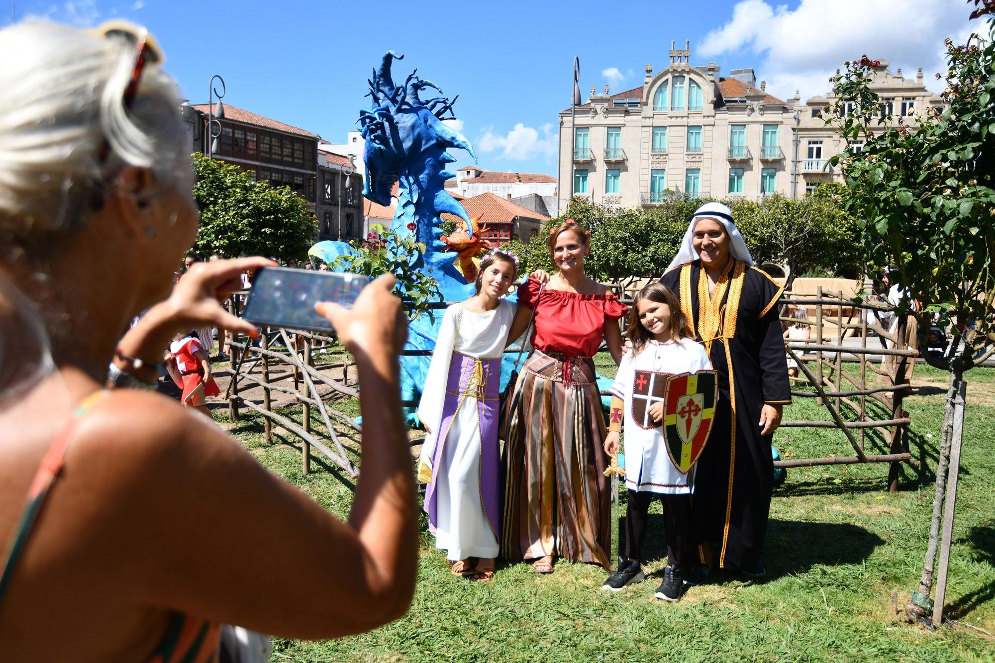 Cortesanos, bufones, damas y caballeros celebran el retorno de su señor: la Feira Franca anima Pontevedra