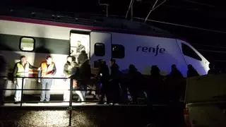 Un total de 127 desalojados y cinco afectados por el incendio de un tren a su paso por Alcolea