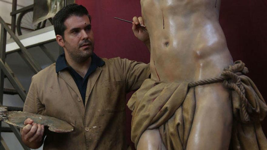 Ruiz Montes trabajando en el Cristo de la Misericordia.