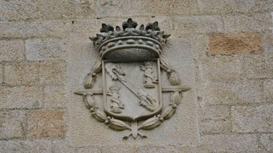 Escudo del ducado de Franco en la fachada del pazo de Meirás. | // LOC