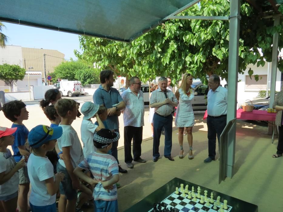 Anatoly Kàrpov inaugura un espai públic per a jugar escacs a Platja d''Aro