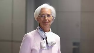 Lagarde considera por primera vez "probable" que el BCE baje los tipos en verano