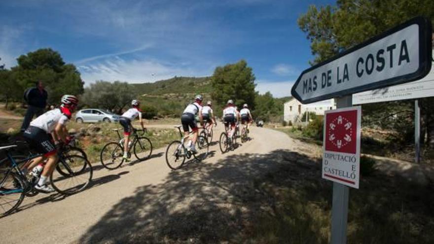 Llegada de cicloturistas al Mas de la Costa.