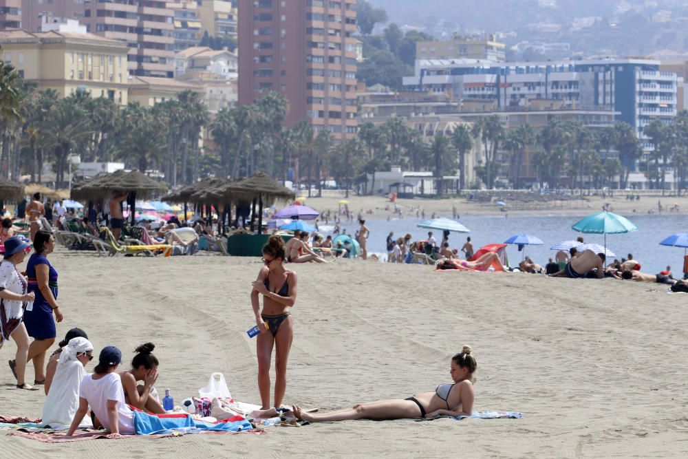 Así han quedado las playas de Málaga tras su limpieza por la Noche de San Juan.